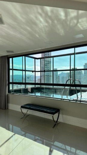 Cobertura Duplex com Piscina, Vista Mar e Hidro